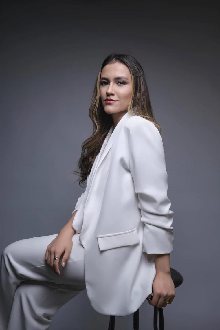 Carolina Álvarez sentada en un retrato de estudio